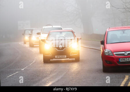 Northampton. Großbritannien am 5.Februar 2019. Eine misty Start in den Tag für Pendler an der Park Avenue South, Verkehr aufgrund der Wetterbedingungen ist Licht. Credit: Keith J Smith./Alamy leben Nachrichten Stockfoto