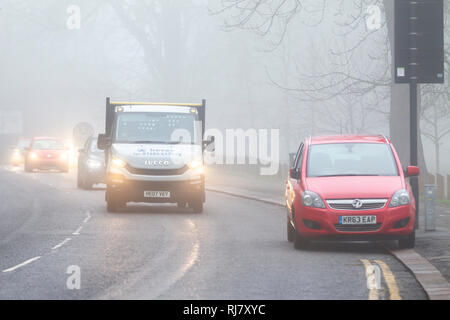 Northampton. Großbritannien am 5.Februar 2019. Eine misty Start in den Tag für Pendler an der Park Avenue South, Verkehr aufgrund der Wetterbedingungen ist Licht. Credit: Keith J Smith./Alamy leben Nachrichten Stockfoto