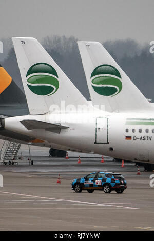 05. Februar 2019, Nordrhein-Westfalen, Düsseldorf: Ein Flugzeug der Fluggesellschaft Germania steht am Flughafen in Düsseldorf. Die Fluggesellschaft Germania für Insolvenz beim Amtsgericht Berlin-Charlottenburg eingeordnet hat. Flugbetrieb wurden in der Nacht auf Dienstag verschoben. Foto: Federico Gambarini/dpa Stockfoto