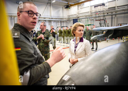 05. Februar 2019, Estland, Ämari: Ursula von der Leyen (CDU), Minister für Verteidigung, ist eine technische Prüfung der Masse auf der Eurofighter in der wartungshalle der Militärflugplatz in Ämari, Estland präsentiert. Zusammen mit den anderen NATO-Partnern, die deutschen Piloten sind der Schutz der Luftraum über den Baltischen Staaten bis Ende April. Fünf Eurofighter Kampfjets und rund 160 Soldaten wurden in Estland für die Mission übertragen. Von der Leyen hatte am Tag vor der deutschen Soldaten, die auf der Militärbasis Rukla in Litauen besucht. Foto: Arne Bänsch/dpa Stockfoto