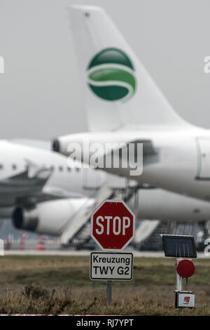 05. Februar 2019, Nordrhein-Westfalen, Düsseldorf: Ein Flugzeug der Fluggesellschaft Germania steht am Flughafen in Düsseldorf. Die Fluggesellschaft Germania für Insolvenz beim Amtsgericht Berlin-Charlottenburg eingeordnet hat. Flugbetrieb wurden in der Nacht auf Dienstag verschoben. Foto: Federico Gambarini/dpa Stockfoto