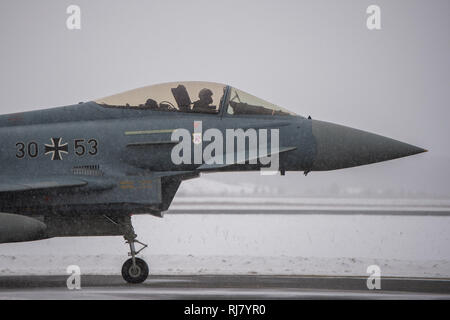 05. Februar 2019, Estland, Ämari: ein Eurofighter der Luftwaffe Festplatten an der Start- und Landebahn am Flugplatz in Ämari, Estland. Zusammen mit den anderen NATO-Partnern, die deutschen Piloten sind der Schutz der Luftraum über den Baltischen Staaten bis Ende April. Fünf Eurofighter Kampfjets und rund 160 Soldaten wurden in Estland für die Mission übertragen. Von der Leyen hatte am Tag vor der deutschen Soldaten, die auf der Militärbasis Rukla in Litauen besucht. Foto: Arne Bänsch/dpa Stockfoto