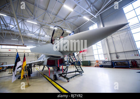 05. Februar 2019, Estland, Ämari: ein Eurofighter Typhoon steht in der Wartungshalle auf dem Militärflugplatz in Ämari, Estland. Zusammen mit den anderen NATO-Partnern, die deutschen Piloten sind der Schutz der Luftraum über den Baltischen Staaten bis Ende April. Fünf Eurofighter Kampfjets und rund 160 Soldaten wurden in Estland für die Mission übertragen. Von der Leyen hatte am Tag vor der deutschen Soldaten, die auf der Militärbasis Rukla in Litauen besucht. Foto: Arne Bänsch/dpa Stockfoto