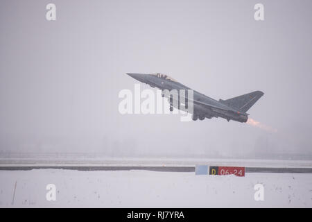 05. Februar 2019, Estland, Ämari: ein Eurofighter der Luftwaffe zieht aus der Militärflugplatz in Ämari, Estland. Zusammen mit den anderen NATO-Partnern, die deutschen Piloten sind der Schutz der Luftraum über den Baltischen Staaten bis Ende April. Fünf Eurofighter Kampfjets und rund 160 Soldaten wurden in Estland für die Mission übertragen. Von der Leyen hatte am Tag vor der deutschen Soldaten, die auf der Militärbasis Rukla in Litauen besucht. Foto: Arne Bänsch/dpa Stockfoto