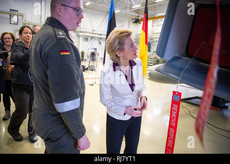 05. Februar 2019, Estland, Ämari: Ursula von der Leyen (CDU), Minister für Verteidigung, ist eine technische Prüfung der Masse auf der Eurofighter in der wartungshalle der Militärflugplatz in Ämari, Estland präsentiert. Zusammen mit den anderen NATO-Partnern, die deutschen Piloten sind der Schutz der Luftraum über den Baltischen Staaten bis Ende April. Fünf Eurofighter Kampfjets und rund 160 Soldaten wurden in Estland für die Mission übertragen. Von der Leyen hatte am Tag vor der deutschen Soldaten, die auf der Militärbasis Rukla in Litauen besucht. Foto: Arne Bänsch/dpa Stockfoto