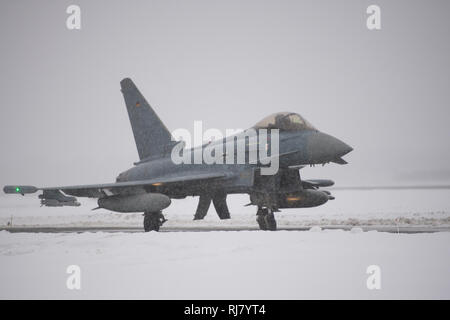 05. Februar 2019, Estland, Ämari: ein Eurofighter der Luftwaffe rollt zur Startbahn auf dem Militärflugplatz in Ämari, Estland. Zusammen mit den anderen NATO-Partnern, die deutschen Piloten sind der Schutz der Luftraum über den Baltischen Staaten bis Ende April. Fünf Eurofighter Kampfjets und rund 160 Soldaten wurden in Estland für die Mission übertragen. Von der Leyen hatte am Tag vor der deutschen Soldaten, die auf der Militärbasis Rukla in Litauen besucht. Foto: Arne Bänsch/dpa Stockfoto