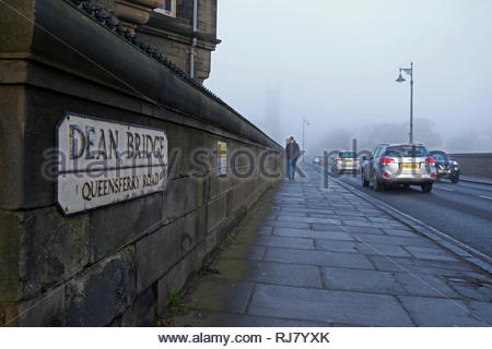 Edinburgh, Vereinigtes Königreich. 5. Februar 2019. Nebeliges Wetter, Verkehr und Fußgänger auf der Dean Bridge im Zentrum von Edinburgh heute Morgen. Quelle: Craig Brown/Alamy leben Nachrichten Stockfoto