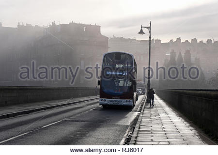 Edinburgh, Vereinigtes Königreich. 5. Februar 2019. Nebeliges Wetter, Verkehr und Fußgänger auf der Dean Bridge im Zentrum von Edinburgh heute Morgen. Quelle: Craig Brown/Alamy leben Nachrichten Stockfoto
