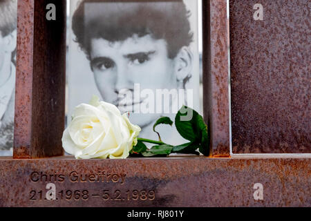 Berlin, Deutschland. 05 Feb, 2019. Chris Gueffroy's Bild mit der Weißen Rose können im Fenster der Gedenkstätte für die Opfer der Berliner Mauer auf dem ehemaligen Todesstreifen an der Bernauer Straße zu sehen. Chris Gueffroy, der vor 30 Jahren an der Berliner Mauer erschossen wurde bei dem Versuch zu entkommen, ist die letzte Person, die durch die Verwendung von Feuerwaffen zu sterben. Credit: Christoph Soeder/dpa/Alamy leben Nachrichten Stockfoto