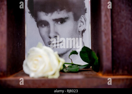 Berlin, Deutschland. 05 Feb, 2019. Chris Gueffroy's Bild mit der Weißen Rose können im Fenster der Gedenkstätte für die Opfer der Berliner Mauer auf dem ehemaligen Todesstreifen an der Bernauer Straße zu sehen. Chris Gueffroy, der vor 30 Jahren an der Berliner Mauer erschossen wurde bei dem Versuch zu entkommen, ist die letzte Person, die durch die Verwendung von Feuerwaffen zu sterben. Credit: Christoph Soeder/dpa/Alamy leben Nachrichten Stockfoto
