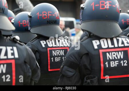 Bochum, Deutschland. 04 Feb, 2019. Polizisten des BFE, Detail, Ausrüstung, Uniformen, NRW-Innenminister Herbert Reul setzt die neuen Beweise sichern und Festnahme Einheit BFE des Landes NRW in Service, 05.02.2019 in Bochum. | Verwendung der weltweiten Kredit: dpa/Alamy leben Nachrichten Stockfoto