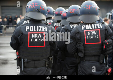 Bochum, Deutschland. 04 Feb, 2019. Polizisten des BFE, Detail, Ausrüstung, Uniformen, NRW-Innenminister Herbert Reul setzt die neuen Beweise sichern und Festnahme Einheit BFE des Landes NRW in Service, 05.02.2019 in Bochum. | Verwendung der weltweiten Kredit: dpa/Alamy leben Nachrichten Stockfoto
