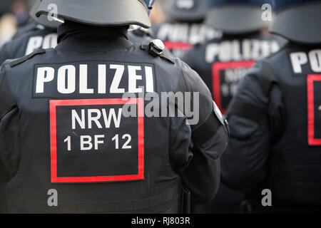 Bochum, Deutschland. 04 Feb, 2019. Polizisten des BFE, Detail, Ausrüstung, Uniformen, NRW-Innenminister Herbert Reul setzt die neuen Beweise sichern und Festnahme Einheit BFE des Landes NRW in Service, 05.02.2019 in Bochum. | Verwendung der weltweiten Kredit: dpa/Alamy leben Nachrichten Stockfoto
