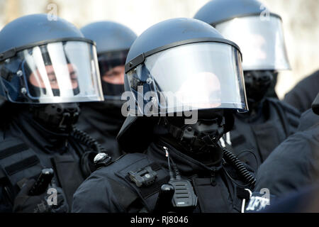 Bochum, Deutschland. 04 Feb, 2019. Polizisten des BFE, Detail, Ausrüstung, Uniform, Helm, NRW-Innenminister Herbert Reul setzt das neue Depot- und Festnahme Einheit BFE des Landes NRW in Service, 05.02.2019 in Bochum. | Verwendung der weltweiten Kredit: dpa/Alamy leben Nachrichten Stockfoto