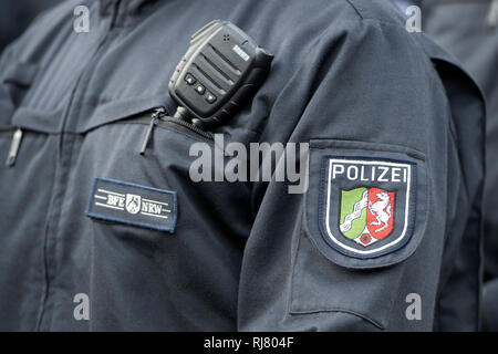 Bochum, Deutschland. 04 Feb, 2019. Polizisten des BFE, Detail, Ausrüstung, Uniformen, NRW-Innenminister Herbert Reul setzt die neuen Beweise sichern und Festnahme Einheit BFE des Landes NRW in Service, 05.02.2019 in Bochum. | Verwendung der weltweiten Kredit: dpa/Alamy leben Nachrichten Stockfoto