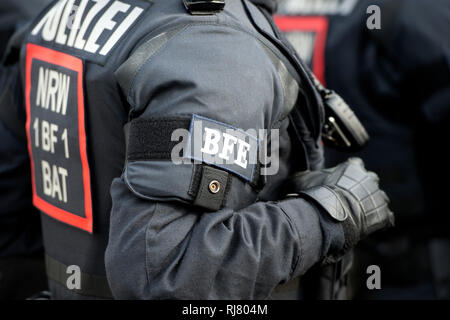 Bochum, Deutschland. 04 Feb, 2019. Polizisten des BFE, Detail, Ausrüstung, Uniformen, NRW-Innenminister Herbert Reul setzt die neuen Beweise sichern und Festnahme Einheit BFE des Landes NRW in Service, 05.02.2019 in Bochum. | Verwendung der weltweiten Kredit: dpa/Alamy leben Nachrichten Stockfoto
