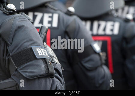 Bochum, Deutschland. 04 Feb, 2019. Polizisten des BFE, Detail, Ausrüstung, Uniformen, NRW-Innenminister Herbert Reul setzt die neuen Beweise sichern und Festnahme Einheit BFE des Landes NRW in Service, 05.02.2019 in Bochum. | Verwendung der weltweiten Kredit: dpa/Alamy leben Nachrichten Stockfoto