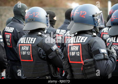 Bochum, Deutschland. 04 Feb, 2019. Polizisten des BFE, Detail, Ausrüstung, Uniformen, NRW-Innenminister Herbert Reul setzt die neuen Beweise sichern und Festnahme Einheit BFE des Landes NRW in Service, 05.02.2019 in Bochum. | Verwendung der weltweiten Kredit: dpa/Alamy leben Nachrichten Stockfoto