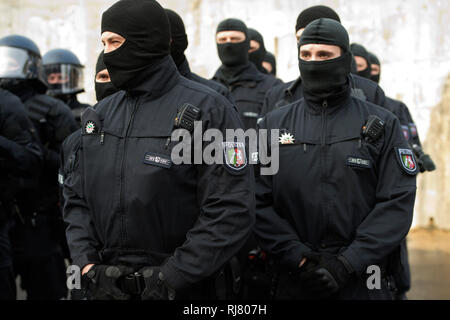 Bochum, Deutschland. 04 Feb, 2019. Polizisten des BFE, Detail, Ausrüstung, Uniformen, NRW-Innenminister Herbert Reul setzt die neuen Beweise sichern und Festnahme Einheit BFE des Landes NRW in Service, 05.02.2019 in Bochum. | Verwendung der weltweiten Kredit: dpa/Alamy leben Nachrichten Stockfoto