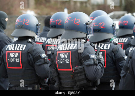 Bochum, Deutschland. 04 Feb, 2019. Polizisten des BFE, Detail, Ausrüstung, Uniformen, NRW-Innenminister Herbert Reul setzt die neuen Beweise sichern und Festnahme Einheit BFE des Landes NRW in Service, 05.02.2019 in Bochum. | Verwendung der weltweiten Kredit: dpa/Alamy leben Nachrichten Stockfoto