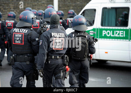 Bochum, Deutschland. 04 Feb, 2019. Polizisten des BFE, Detail, Ausrüstung, Uniformen, NRW-Innenminister Herbert Reul setzt die neuen Beweise sichern und Festnahme Einheit BFE des Landes NRW in Service, 05.02.2019 in Bochum. | Verwendung der weltweiten Kredit: dpa/Alamy leben Nachrichten Stockfoto