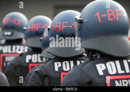 Bochum, Deutschland. 04 Feb, 2019. Polizisten des BFE, Detail, Ausrüstung, Uniformen, NRW-Innenminister Herbert Reul setzt die neuen Beweise sichern und Festnahme Einheit BFE des Landes NRW in Service, 05.02.2019 in Bochum. | Verwendung der weltweiten Kredit: dpa/Alamy leben Nachrichten Stockfoto