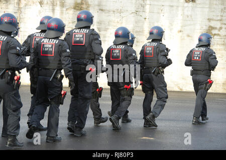 Bochum, Deutschland. 04 Feb, 2019. Polizisten des BFE, Detail, Ausrüstung, Uniform, Helm, NRW-Innenminister Herbert Reul setzt das neue Depot- und Festnahme Einheit BFE des Landes NRW in Service, 05.02.2019 in Bochum. | Verwendung der weltweiten Kredit: dpa/Alamy leben Nachrichten Stockfoto
