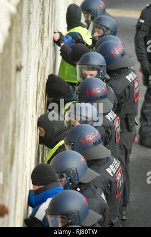 Bochum, Deutschland. 04 Feb, 2019. Polizisten des BFE, Detail, Ausrüstung, Uniform, Helm, NRW-Innenminister Herbert Reul setzt das neue Depot- und Festnahme Einheit BFE des Landes NRW in Service, 05.02.2019 in Bochum. | Verwendung der weltweiten Kredit: dpa/Alamy leben Nachrichten Stockfoto
