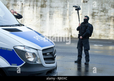 Bochum, Deutschland. 04 Feb, 2019. Ein Polizist ist das Filmen mit einer Videokamera, NRW Innenminister Herbert Reul die neuen Beweise capture setzt und Festnahme Einheit BFE des Landes NRW in Service, 05.02.2019 in Bochum. | Verwendung der weltweiten Kredit: dpa/Alamy leben Nachrichten Stockfoto