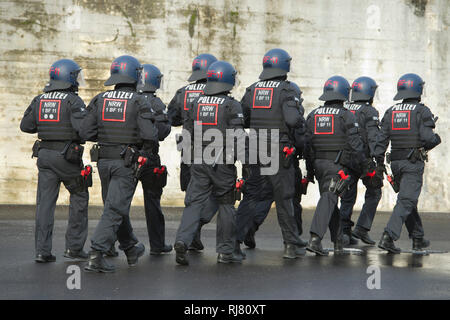 Bochum, Deutschland. 04 Feb, 2019. Polizisten des BFE, Detail, Ausrüstung, Uniform, Helm, NRW-Innenminister Herbert Reul setzt das neue Depot- und Festnahme Einheit BFE des Landes NRW in Service, 05.02.2019 in Bochum. | Verwendung der weltweiten Kredit: dpa/Alamy leben Nachrichten Stockfoto