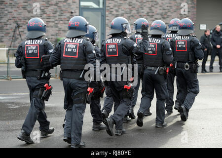 Bochum, Deutschland. 04 Feb, 2019. Polizisten des BFE, Detail, Ausrüstung, Uniformen, NRW-Innenminister Herbert Reul setzt die neuen Beweise sichern und Festnahme Einheit BFE des Landes NRW in Service, 05.02.2019 in Bochum. | Verwendung der weltweiten Kredit: dpa/Alamy leben Nachrichten Stockfoto