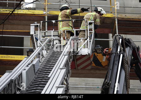 Berlin, Deutschland. 05 Feb, 2019. Feuerwehrleute versuchen, eine gestaute Kette von einem Kran zu entwirren. Zwei Kräne brach am Dienstag um 12.00 Uhr auf einer Baustelle in der Möckernstraße in Berlin-Kreuzberg. Quelle: Sven Braun/dpa/Alamy leben Nachrichten Stockfoto