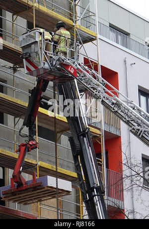 Berlin, Deutschland. 05 Feb, 2019. Feuerwehrleute versuchen, eine gestaute Kette von einem Kran zu entwirren. Zwei Kräne brach am Dienstag um 12.00 Uhr auf einer Baustelle in der Möckernstraße in Berlin-Kreuzberg. Quelle: Sven Braun/dpa/Alamy leben Nachrichten Stockfoto