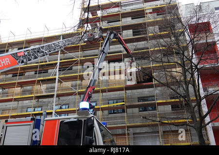 Berlin, Deutschland. 05 Feb, 2019. Feuerwehrleute versuchen, eine gestaute Kette von einem Kran zu entwirren. Zwei Kräne brach am Dienstag um 12.00 Uhr auf einer Baustelle in der Möckernstraße in Berlin-Kreuzberg. Quelle: Sven Braun/dpa/Alamy leben Nachrichten Stockfoto