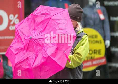 Charity Canvaser in Preston, Lancashire. Februar 2019. Wetter in Großbritannien. Kalt, nass und windig in der Innenstadt. Kredit; MediaWorldImages/AlamyLiveNews Stockfoto