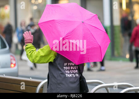 Charity Canvaser in Preston, Lancashire. Februar 2019. Wetter in Großbritannien. Kalt, nass und windig in der Innenstadt. Kredit; MediaWorldImages/AlamyLiveNews Stockfoto