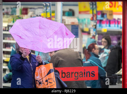 Preston, Lancashire. 5. Februar, 2019. UK Wetter. Kalt, nass und windig in der Innenstadt. Kredit; MediaWorldImages/AlamyLiveNews Stockfoto