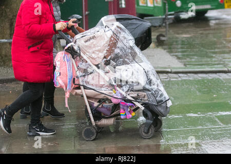 Preston, Lancashire. 5. Februar, 2019. UK Wetter. Kalt, nass und windig in der Innenstadt. Kredit; MediaWorldImages/AlamyLiveNews Stockfoto