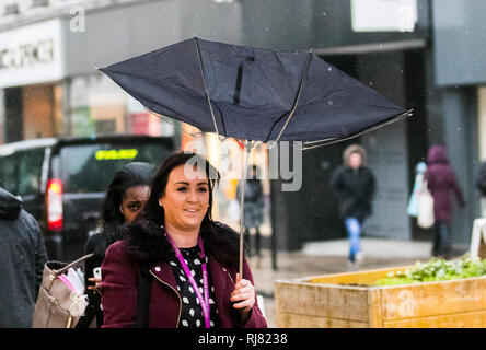 Preston, Lancashire. 5. Februar, 2019. UK Wetter. Kalt, nass und windig in der Innenstadt. Kredit; MediaWorldImages/AlamyLiveNews Stockfoto