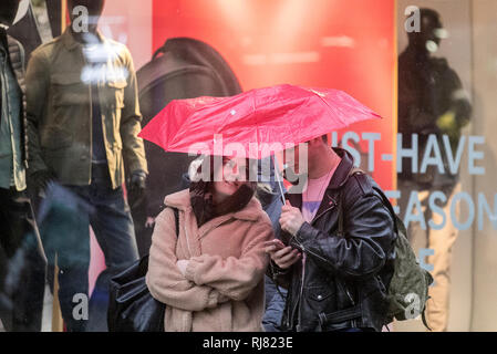 Preston, Lancashire. 5. Februar, 2019. UK Wetter. Kalt, nass und windig in der Innenstadt. Kredit; MediaWorldImages/AlamyLiveNews Stockfoto