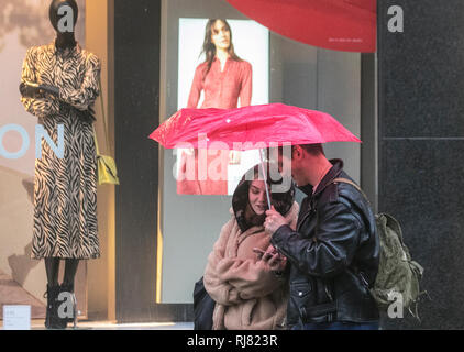 Preston, Lancashire. 5. Februar, 2019. UK Wetter. Kalt, nass und windig in der Innenstadt. Kredit; MediaWorldImages/AlamyLiveNews Stockfoto