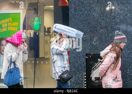 Preston, Lancashire. 5. Februar, 2019. UK Wetter. Kalt, nass und windig in der Innenstadt. Kredit; MediaWorldImages/AlamyLiveNews Stockfoto