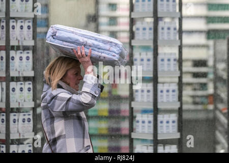 Preston, Lancashire. 5. Februar, 2019. UK Wetter. Kalt, nass und windig in der Innenstadt. Kredit; MediaWorldImages/AlamyLiveNews Stockfoto