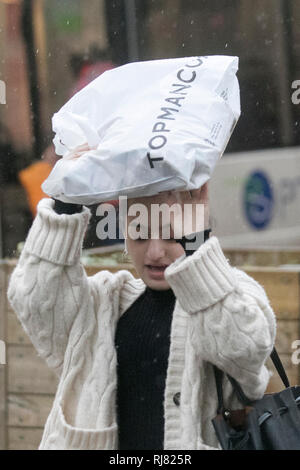 Preston, Lancashire. 5. Februar, 2019. UK Wetter. Kalt, nass und windig in der Innenstadt. Kredit; MediaWorldImages/AlamyLiveNews Stockfoto