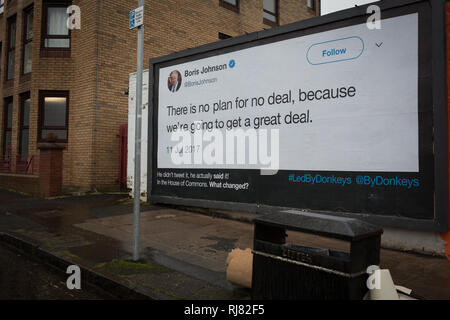 Glasgow, Schottland, 5.Februar 2019. Reklametafeln, die durch die anti-Brexit Gruppe", die die Esel' führte, zeigt ein Zitat von Konservativen Partei MP Boris Johnson, in dem er spricht von den großen Deal Großbritannien würde auf die EU verlassen, im East End von Glasgow, Schottland, 5. Februar 2019 erhalten. Die Guerilla Plakatkampagne ist die Initiative von sechs Freunde, die Geld crowdfunded in der Lage sein, zu posten, was Sie glauben, sind die "größte liegt". Bild: Jeremy Sutton-Hibbert / alamy Leben Nachrichten. Stockfoto