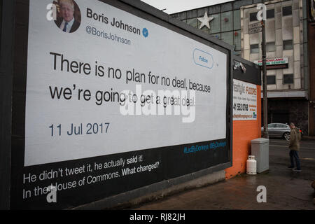 Glasgow, Schottland, 5.Februar 2019. Reklametafeln, die durch die anti-Brexit Gruppe", die die Esel' führte, zeigt ein Zitat von Konservativen Partei MP Boris Johnson, in dem er spricht von den großen Deal Großbritannien würde auf die EU verlassen, im East End von Glasgow, Schottland, 5. Februar 2019 erhalten. Die Guerilla Plakatkampagne ist die Initiative von sechs Freunde, die Geld crowdfunded in der Lage sein, zu posten, was Sie glauben, sind die "größte liegt". Bild: Jeremy Sutton-Hibbert / alamy Leben Nachrichten. Stockfoto