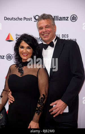Wiesbaden, Deutschland. 02 Feb, 2019. Jürgen Hingsen, ehemals Zehnten, Frau Francesca Roter Teppich, Red Carpet Show, Ball des Sports in Wiesbaden auf 02.02.2019 | Verwendung der weltweiten Kredit: dpa/Alamy leben Nachrichten Stockfoto
