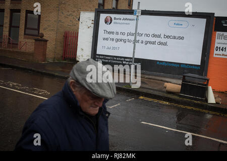 Glasgow, Schottland, 5.Februar 2019. Reklametafeln, die durch die anti-Brexit Gruppe", die die Esel' führte, zeigt ein Zitat von Konservativen Partei MP Boris Johnson, in dem er spricht von den großen Deal Großbritannien würde auf die EU verlassen, im East End von Glasgow, Schottland, 5. Februar 2019 erhalten. Die Guerilla Plakatkampagne ist die Initiative von sechs Freunde, die Geld crowdfunded in der Lage sein, zu posten, was Sie glauben, sind die "größte liegt". Bild: Jeremy Sutton-Hibbert / alamy Leben Nachrichten. Stockfoto