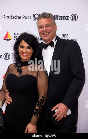 Wiesbaden, Deutschland. 02 Feb, 2019. Jürgen Hingsen, ehemals Zehnten, Frau Francesca Roter Teppich, Red Carpet Show, Ball des Sports in Wiesbaden auf 02.02.2019 | Verwendung der weltweiten Kredit: dpa/Alamy leben Nachrichten Stockfoto