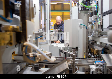 Barleben, Deutschland. 05 Feb, 2019. Ein symacon Mitarbeiter arbeitet an einer reibschweißmaschine. Symacon, der in der Börde Region Deutschland, investiert Millionen zu den aktuellen technologischen Veränderungen anzupassen. Für seine Expansionspläne, erhielt das Unternehmen den entsprechenden Mittelbindungen aus dem Staat. Das Unternehmen fertigt Maschinen, den sogenannten Reibschweißen Prozess verwenden. Credit: Klaus-Dietmar Gabbert/dpa-Zentralbild/ZB/dpa/Alamy leben Nachrichten Stockfoto